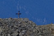 71 Maxi zoom sulla croce del Pizzo Trona (2510 m)